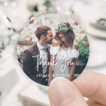 Enkel Modern stil och Photo Bröllop Tack Runt Klistermärke<br><div class="desc">Lägg till en personlig för elegant till bröllop tack vare att du har kort och party favors för mottagning med anpassningsbar fotoprundklistermärken/kuvertförseglingar. Bild och alla formuleringar i den här mallen är enkla att anpassa. "Tack" kan ändras till kärlek och tack, välkommen, parets initialer, annan text, eller så kan den strykas...</div>