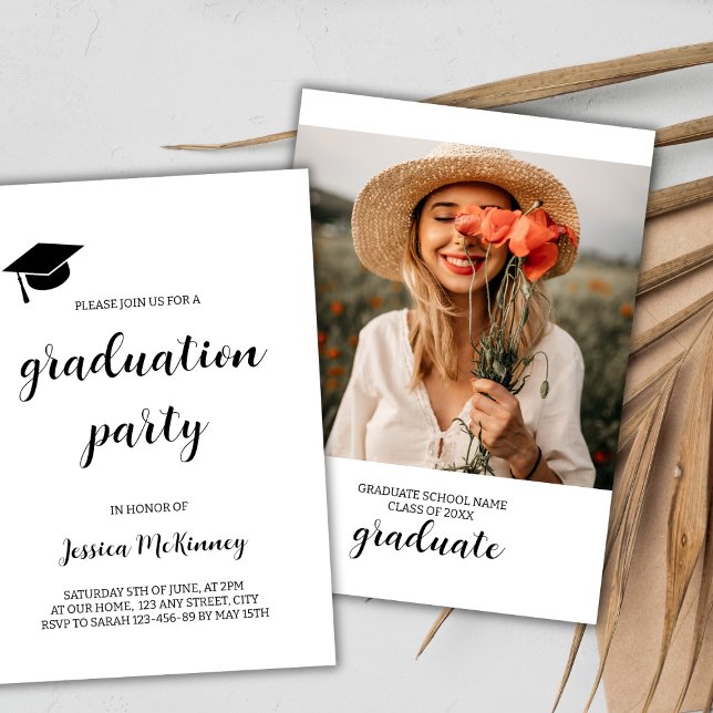 Enkel Modern svart och vitt foto Studenten Inbjudningar (simple photo graduation party invitation black and white graduate cap class of 2024)