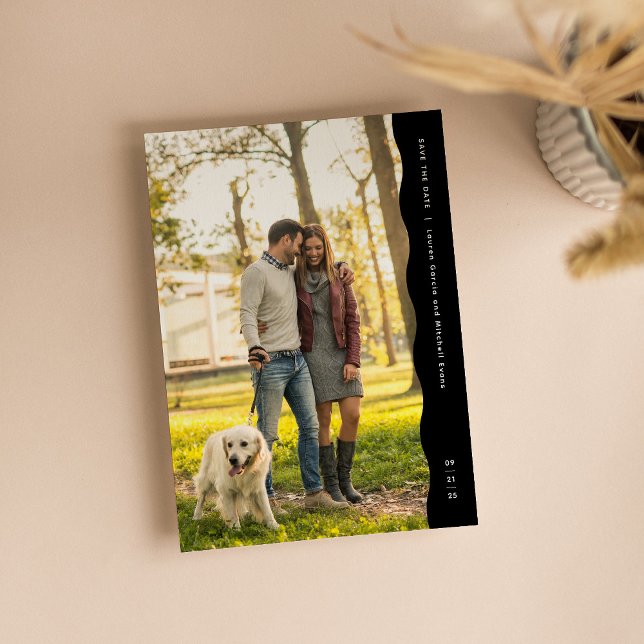 Enkel, modern, svartvit bild av kant vågigt i svar spara datumet (Skapare uppladdad)