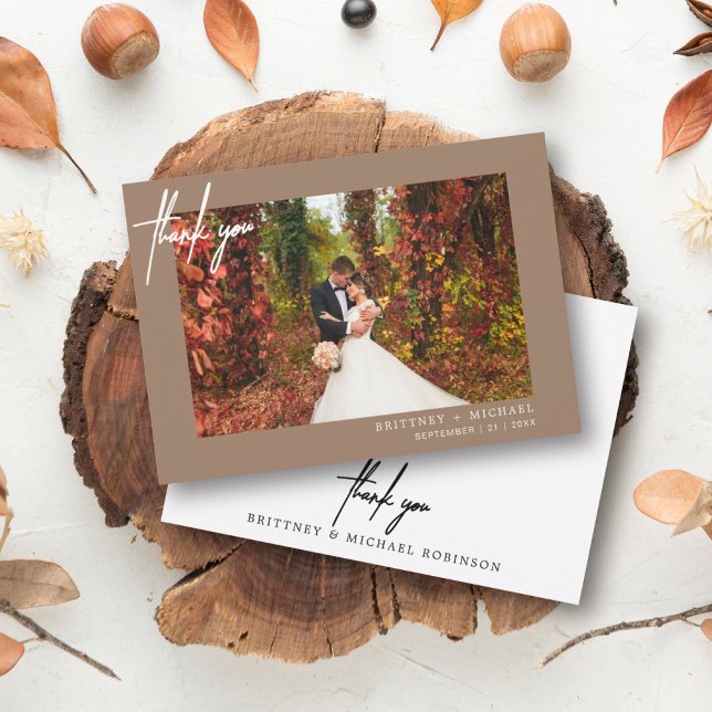 Enkel Modern Tan Bröllopsfotografi Tack Kort (Modern elegant wedding thank you card with a wedding photo on the front and simple hand written font)