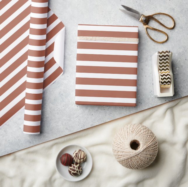 Enkel modern terracotta stripe-minimalistisk presentpapper (Hantverk)