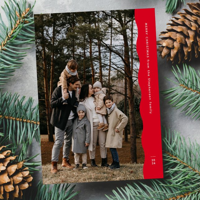 Enkel, modern tvåfoto vågigt kant röd jul julkort (Skapare uppladdad)