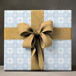 Enkel modern vintersnöformad jul-Helgdag Presentpapper<br><div class="desc">Den moderna vintersnöflingan Juldagen Wrapping Papper Helgdag för gift-figursättning har en mönster av blått och vitt snöflingor på en schackbrädesbakgrund. Traditionell julafton mönster-perfekt för helgdag presentemballering. Passar för familj,  vänner,  företag och annat. Designad av Evco Studio www.zazzle.com/store/evcostudio</div>