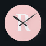 Enkel monogram Modern  Rosa Rund Klocka<br><div class="desc">Detta är en enkel, modern monogramdesign för personligen. Den här snyggten är i färd med att öka den rosan med snyggtens typografi. Det är perfekt för en personlig-gåva eller idealisk som ett nytt tillbehör för dig själv. Lägg bara till det första brev genom att skriva in det i textrutan för...</div>