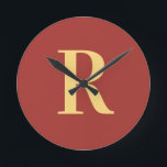 Enkel monogram Modern Rund Klocka<br><div class="desc">Detta är en enkel, modern monogramdesign för personligen. Den här snyggten är i färd med att gå brunt med snyggtens typografi. Det är perfekt för en personlig-gåva eller idealisk som ett nytt tillbehör för dig själv. Lägg bara till det första brev genom att skriva in det i textrutan för att...</div>