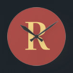 Enkel monogram Modern Rund Klocka<br><div class="desc">Detta är en enkel, modern monogramdesign för personligen. Den här snyggten är i färd med att gå brunt med snyggtens typografi. Det är perfekt för en personlig-gåva eller idealisk som ett nytt tillbehör för dig själv. Lägg bara till det första brev genom att skriva in det i textrutan för att...</div>