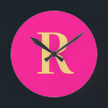 Enkel monogrammologisk modern Shock rosa Rund Klocka<br><div class="desc">Detta är en enkel, modern monogramdesign för personligen. Den här snyggten är i shock rosa med snyggtens typografi. Det är perfekt för en personlig-gåva eller idealisk som ett nytt tillbehör för dig själv. Lägg bara till det första brev genom att skriva in det i textrutan för att anpassa det. Om...</div>