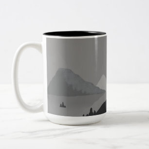 Enkel mugg med grå bergslandskap
