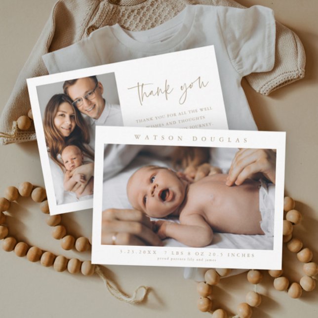 Enkel nyfödd baby fotobild för födelsefirande tack kort (Simple minimalist newborn baby photo thank you card.)