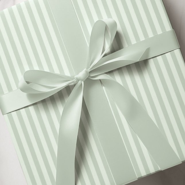 Enkel Pastel Grönt Streck Presentpapper (Adorable Gender Neutral Green Stripes on Lighter Green. Baby Showers, St. Patrick's Day,   Birthdays)