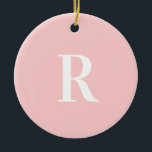Enkel Pastel Rosa Monogram Julgransprydnad Keramik<br><div class="desc">Detta är en minimal, modern monogramdesign för personligen. Den här snyggten är i färd med att öka den rosan med snyggtens typografi. Det är perfekt för en personlig eller idealisk gåva för dig själv. Lägg bara till det första brev genom att skriva in det i textrutan för att anpassa det....</div>