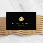 Enkel Professionell i Guld Circle Monogram Black Visitkort<br><div class="desc">Din första logotyp visas elegant på faux guld-cirkeln för en omedelbar monogramformatmall på snyggtens visitkortsmall. Den minsta paletten färg och den rena typsnittet gör att den här kortets chic och modernt. © 1201AM-KREATIV</div>
