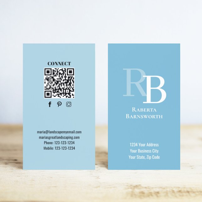 Enkel QR-kod för monogram i blåton | Komma i konta Visitkort (Blue business cards with monogram and scannable QR code.)