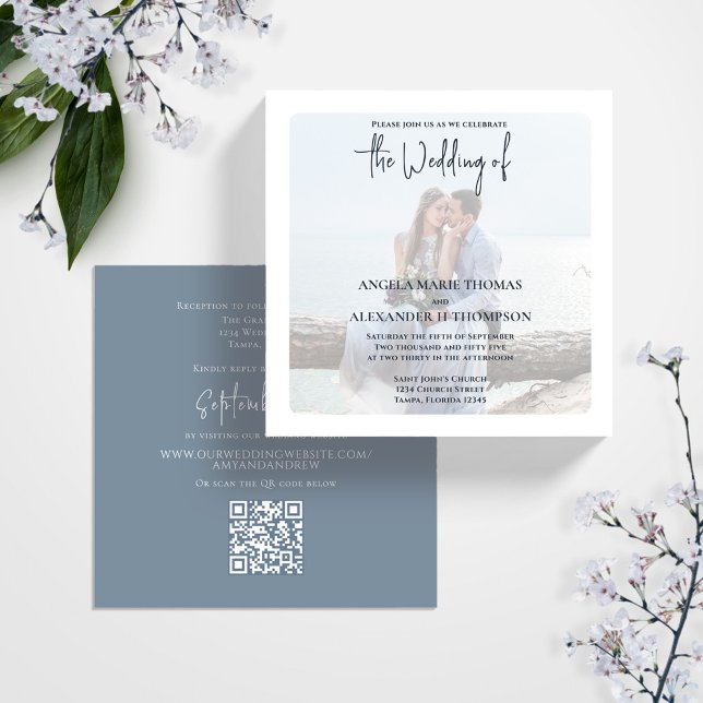 Enkel QR-kod Foto Elegant OSA Online Grått Inbjudningar (Elegant photo Dusty blue wedding invitation with a scannable QR code.)
