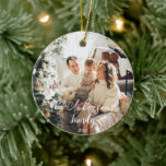 Enkel Ram-typografi-familjefolljul Julgransprydnad Keramik<br><div class="desc">En skapa ditt eget enkla och ändå elegant-typografi-familjens prydnadsföremål. en perfekt minns minnesmärket för dina julhälsningar till behållan för det ögonblick du för alltid fångas. Denna unika och chic dekoration har en enastående elegant av familjens namn och år som båda är anpassade genom att klicka på "personlig". Fotot är också...</div>