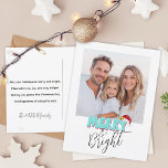 Enkel retro 1 - fotomärlighet, ljusblå jul helg vykort<br><div class="desc">Den här festliga Merry- och Bright-designen skapades med ett modernt roligt-typsnitt och mitt handskrivna blocktypsnitt i stil i akvafblått och röd nedtryckt med min handmålade julhatt med holly och bär för att göra din familjs fotoskina till stjärna. Lägg till namn och anpassningsbar i familjen för att slutföra det! Originalkonst av...</div>
