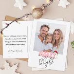 Enkel Retro 1 Photo Merry Bright Cute-jul Helg Vykort<br><div class="desc">Den här festliga Merry- och Bright-designen skapades med ett modernt roligt-typsnitt och mitt handskrivna blocktypsnitt i stil i akvafblått och röd nedtryckt med min handmålade julhatt med holly och bär för att göra din familjs fotoskina till stjärna. Lägg till namn och anpassningsbar i familjen för att slutföra det! Originalkonst av...</div>
