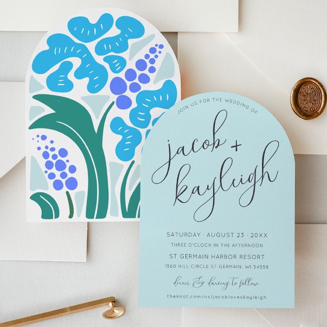 Enkel Retro Blommigt Himmel Blue Modern Arch Bröll Inbjudningar (Simple retro 70's blue purple green boho floral script modern arch sky blue arch wedding invitation)