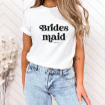 Enkel retro Boho-typografi | Bridesmaid T Shirt<br><div class="desc">Det här trendiget,  den enkla T-shirt-skjortan har ord "Bridesmaid" i återsvart typografi,  tillsammans med ett utrymme för hennes namn,  och är perfektens gåva till medlemmar av ditt brudens sida.</div>