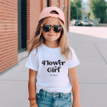 Enkel retro Boho-typografi | Flower Girl T Shirt<br><div class="desc">Det här trendiget är en enkel T-shirt med ord "Flower Girl" i återsvart typografi,  tillsammans med ett utrymme för hennes namn,  och det är perfektens gåva till medlemmar av ditt brudens sida.</div>