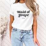 Enkel retro Boho-typografi | MAID OF HONOR T Shirt<br><div class="desc">Det här trendiget,  den enkla T-shirt-skjortan,  har ord "Maid of honor" i återsvart typografi,  tillsammans med ett utrymme för hennes namn,  och är den perfekt gåvan till medlemmarna i brudens sida.</div>
