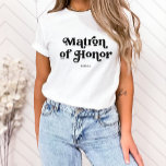 Enkel retro Boho-typografi | Matron of Honor T Shirt<br><div class="desc">Det här trendiget,  den enkla T-shirt-skjortan har orden "Matron of Honor" i återsvart typografi,  tillsammans med ett utrymme för hennes namn,  och är perfektens gåva till medlemmar av ditt brudens sida.</div>