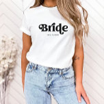 Enkel retro Boho-typografi | Översikt T Shirt<br><div class="desc">Det här trendiget är en enkel t-shirt med ord-briden i återsvart typografi,  tillsammans med ett utrymme för hennes namn.</div>