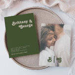 Enkel retro | Fotomonogram för Oliv grönt Avslappn Inbjudningar<br><div class="desc">Den här enkla återföraren | Inbjudan till oliv grönt avslappnad till fotomonogram är perfekt för vintage av klassisk funky i bröllop. Utformningen har ett minimalistiskt hippie rustic boho-teckensnitt. Neutralten sydvästra ökenpaletten och den jordnära bohemiska halvsekelsmarkeringen i färg kombinerar en perfekt och en minimal modern western bestämmelseort. Du kan gärna ändra...</div>