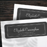 Enkel Returadress för kursivt skript Returadress Etikett<br><div class="desc">Sammansatt av enkelt rakt infogat ramar med lekfullt kursivt skript och serif-typografi. Allt mot en bakgrund av grått. Dessa inslag är enkla,  klassiska,  lekfulla och lätta. Detta är designat av White Papper Birch Co. exklusiv för Zazzle. Finns här: http://www.zazzle.com/whitepaperbirch</div>