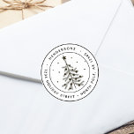 Enkel Returadress i Julgran Runt Klistermärke<br><div class="desc">Den här runda klisterlappen har en rustisk svart Julgran med en stjärna,  runda prydnadsföremål,  snö och en returadress. Om du vill ha en mer avancerad anpassning av den här designen klickar du på länken "anpassa ytterligare".</div>
