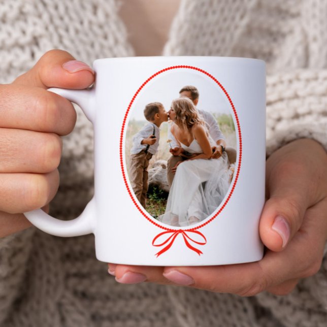 Enkel röd rosett oval julfoto kaffemugg (Classic red bow oval photo Christmas holiday mug.)