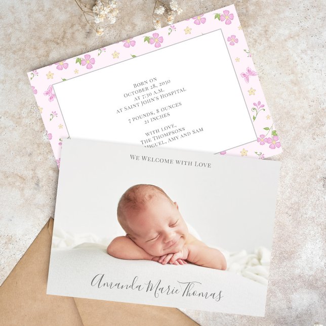Enkel, Rosa flicka i Cute Whimsical Blommigt Photo Meddelande (Cute photo baby announcement template card. )