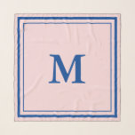 Enkel Rosa för Blek och blå monogrammad scarf Sjal<br><div class="desc">En blek rosa scarf har ett djupt blått monogram i mitten. Du kan ändra brev för att visa rätt inledande. Två blå fyrkanter utgör halsdukens gräns.</div>