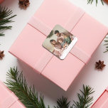 Enkel Rosa Snöflingor ett foto Fyrkantigt Klistermärke<br><div class="desc">Lägg till en snygg pekpenna till julhelgen med vår enkla Rosa Snöflingor Square-fästare! Den här charmerande etiketten har en snygg rosa snöflingdesign som är perfekt för dekorering av presenter, kort eller julfester. Det är lätt att dra och sticka, det är ett roligt sätt att sprida julklappen och anpassa din helgdag....</div>