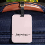 Enkel Rosa Tjejaktig Monogram Namnskrift Bagagebricka<br><div class="desc">Feminint minimalist enkel rent rosa monogram namn signatur skript anpassad personlig resväskemärke. Denna design med förnamn i en vacker handskriven svans kalligrafi teckensnitt signatur (eller typografi) på dammig rosa eller ljus pastell rosa bakgrund. Lätt att anpassa. Stilsäker feminin present till bröllop, bröllopsdusch, söt 16-årsdag, examen och för alla som älskar...</div>