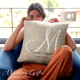 Enkel Rustic Beige Burlap Monogram Bröllop Kudde