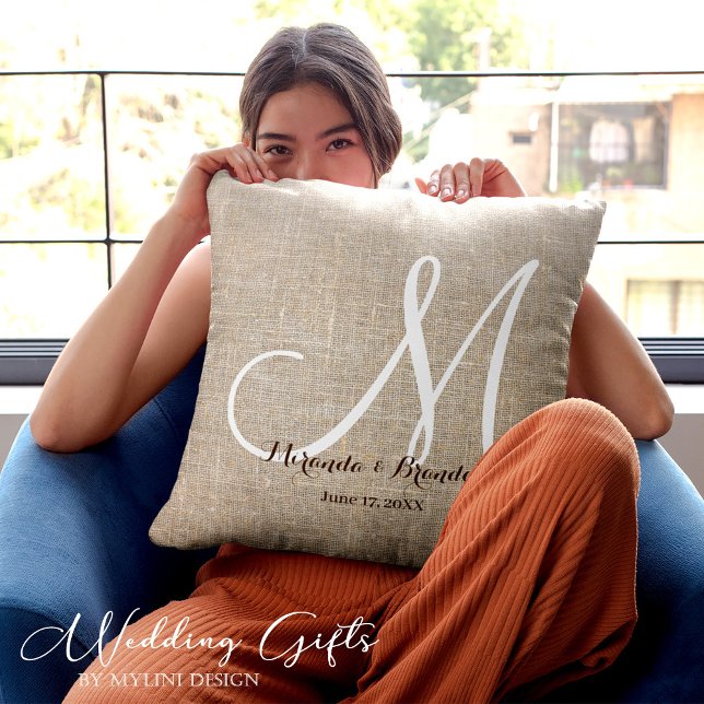 Enkel Rustic Beige Burlap Monogram Bröllop Kudde (Skapare uppladdad)