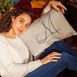 Enkel Rustic Beige Burlap Monogram Bröllop Lumbarkudde