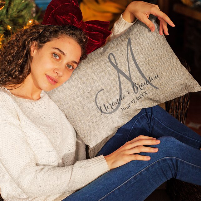 Enkel Rustic Beige Burlap Monogram Bröllop Lumbarkudde (Skapare uppladdad)