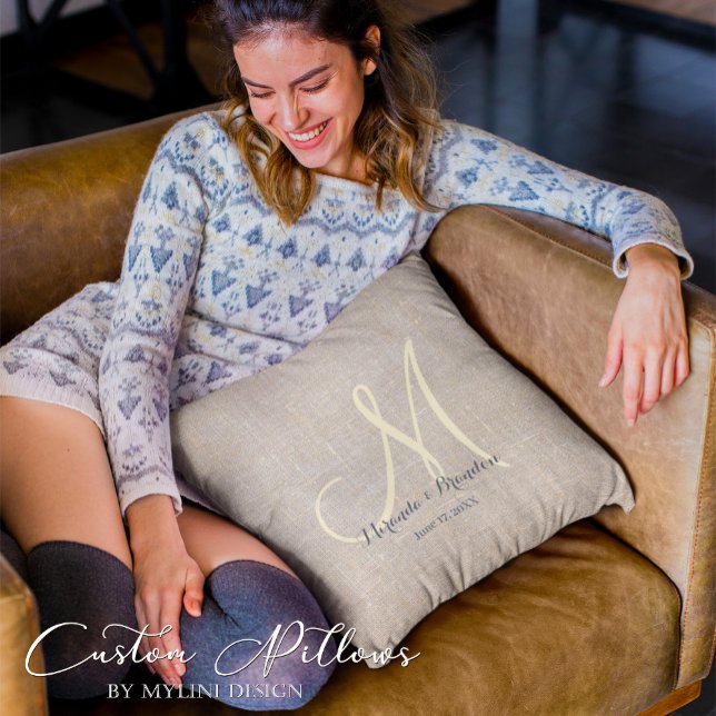 Enkel Rustic Beige Burlap Monogrammad Kudde (Skapare uppladdad)