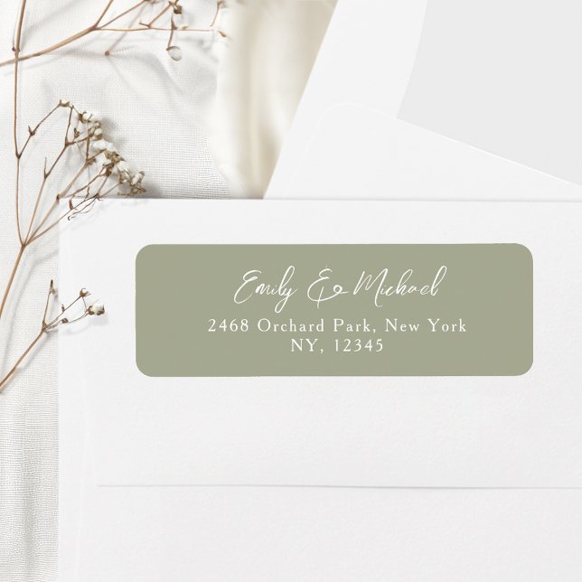Enkel Sagegrön Skript Bröllops Returadress Etikett (Elegant sage green with white calligraphy script - the perfect stylish touch for your wedding mail)