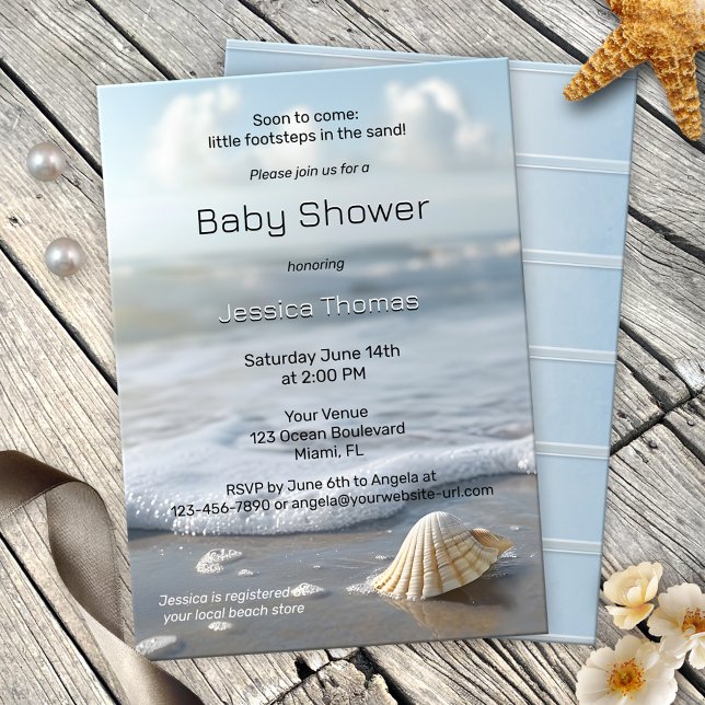 Enkel Seashell Beach Baby Shower Inbjudningar (A simple and elegant beach baby shower invitation featuring a shell with waves rolling on the sand)