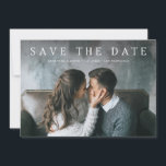 Enkel serif | Klassisk Elegant och foto Spara Datumet<br><div class="desc">Med dessa enkla och elegant kan du spara datumkorten med fullt utfallsfoto,  tillsammans med klassisk vit serif-text och ett mjukt grått bakåt.</div>