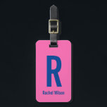 Enkel Shock rosa med blå Namn och monogram Bagagebricka<br><div class="desc">Den här shock rosa-bagagetaggen har blå text. Du kan anpassa bagagetaggen för att visa rätt monogram och namn. Du kan redigera båda sidor av den här bagagetaggen.</div>