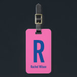 Enkel Shock rosa med blå Namn och monogram Bagagebricka<br><div class="desc">Den här shock rosa-bagagetaggen har blå text. Du kan anpassa bagagetaggen för att visa rätt monogram och namn. Du kan redigera båda sidor av den här bagagetaggen.</div>