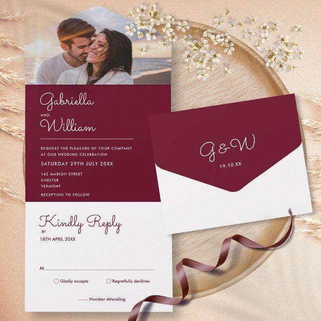 Enkel Skrift Burgunderröd Monogram Foto Bröllop (Simple Script Burgundy Monogram Photo Wedding All In One Invitation)