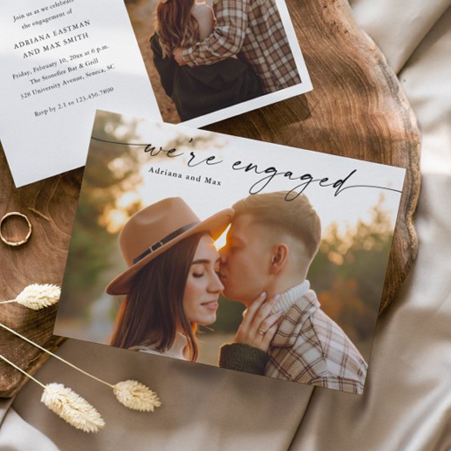 Enkel skript 2 Foto Bröllop Förlovning Inbjudningar (Elegant Handwritten Script 2 Photo Engagement Photo Announcement Invitation.)