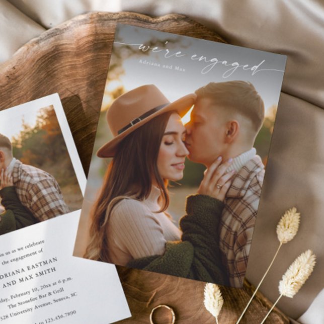 Enkel Skript 2 Foto Bröllop Förlovningsinbjudan Inbjudningar (Elegant Handwritten Script 2 Photo Engagement Photo Announcement Invitation.)
