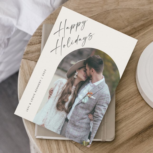 Enkel Skript Boho-båge Glad  Julkort (A modern script photo happy holiday card with boho arch and minimalist typographic layout.)