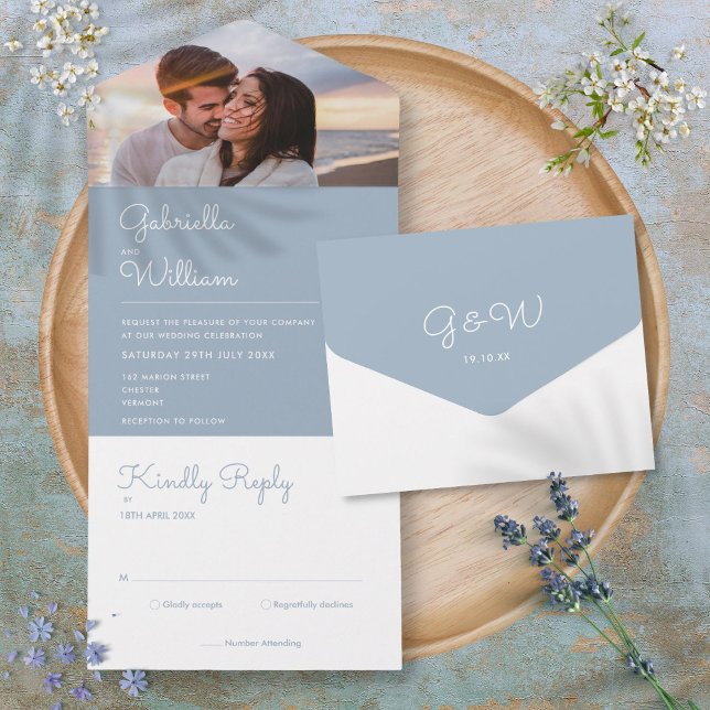 Enkel Skript Dusty Blue Monogram Foto Bröllop (Simple Script Dusty Blue Monogram Photo Wedding All In One Invitation)